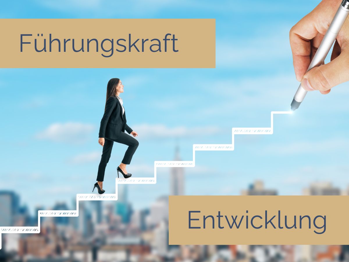 Eine Person im Anzug sitzt an einem Schreibtisch, den Kopf in den Händen, umgeben von zerknüllten Papieren. Unten ist der Text „Stress bewältigen“ zu sehen. Die Umgebung ist hell erleuchtet, im Hintergrund ist ein großes Fenster.