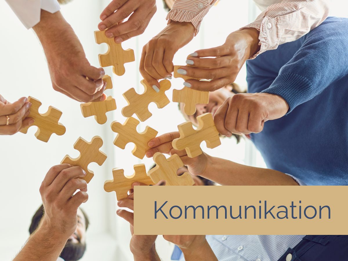 Eine Person im Anzug sitzt an einem Schreibtisch, den Kopf in den Händen, umgeben von zerknüllten Papieren. Unten ist der Text „Stress bewältigen“ zu sehen. Die Umgebung ist hell erleuchtet, im Hintergrund ist ein großes Fenster.