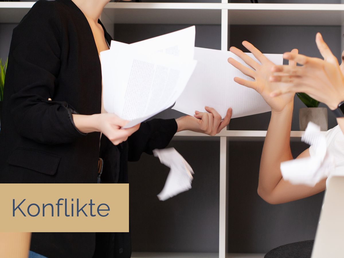 Eine Person im Anzug sitzt an einem Schreibtisch, den Kopf in den Händen, umgeben von zerknüllten Papieren. Unten ist der Text „Stress bewältigen“ zu sehen. Die Umgebung ist hell erleuchtet, im Hintergrund ist ein großes Fenster.