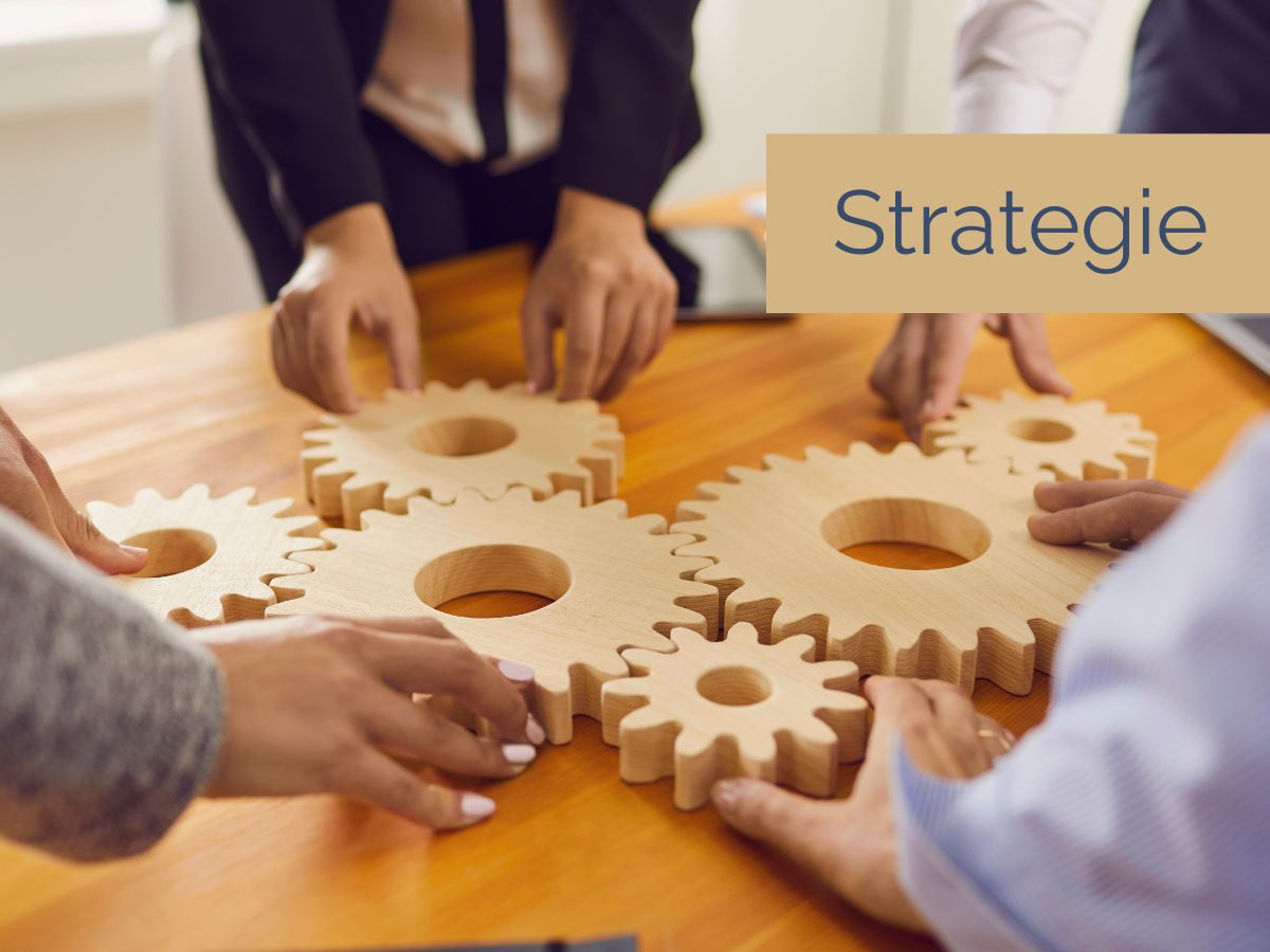 Zwei Personen in Businesskleidung beugen sich über einen Tisch mit Dokumenten, eine schreibt mit einem Stift. Das Wort „Entscheidungsfindung“ ist in einem beigen Kästchen am unteren Rand eingeblendet.