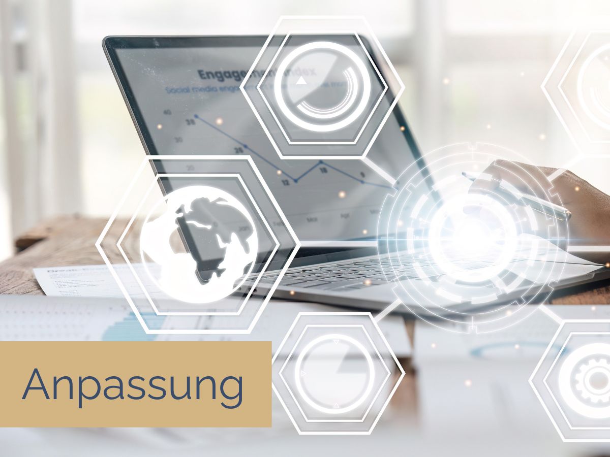 Eine Person im Anzug sitzt an einem Schreibtisch, den Kopf in den Händen, umgeben von zerknüllten Papieren. Unten ist der Text „Stress bewältigen“ zu sehen. Die Umgebung ist hell erleuchtet, im Hintergrund ist ein großes Fenster.