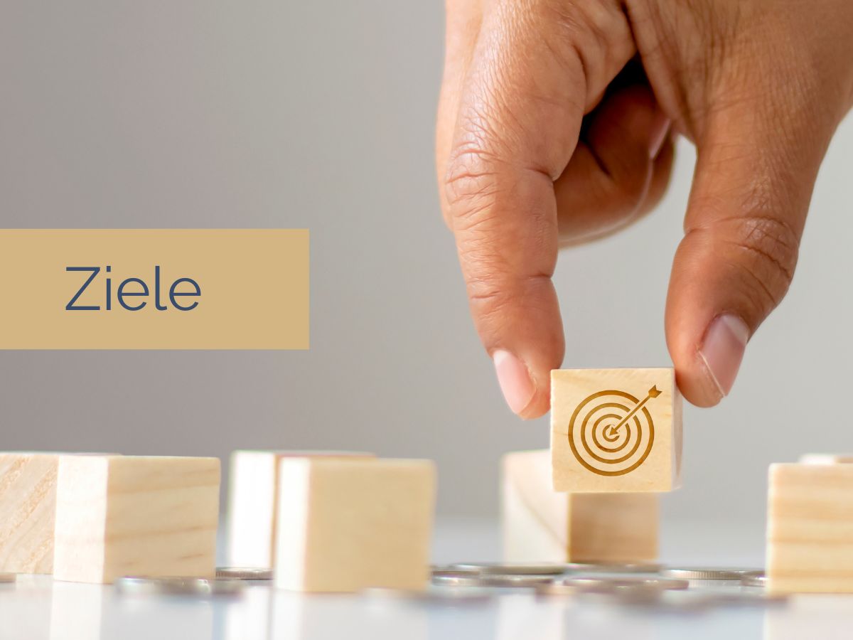 Eine Person im Anzug sitzt an einem Schreibtisch, den Kopf in den Händen, umgeben von zerknüllten Papieren. Unten ist der Text „Stress bewältigen“ zu sehen. Die Umgebung ist hell erleuchtet, im Hintergrund ist ein großes Fenster.