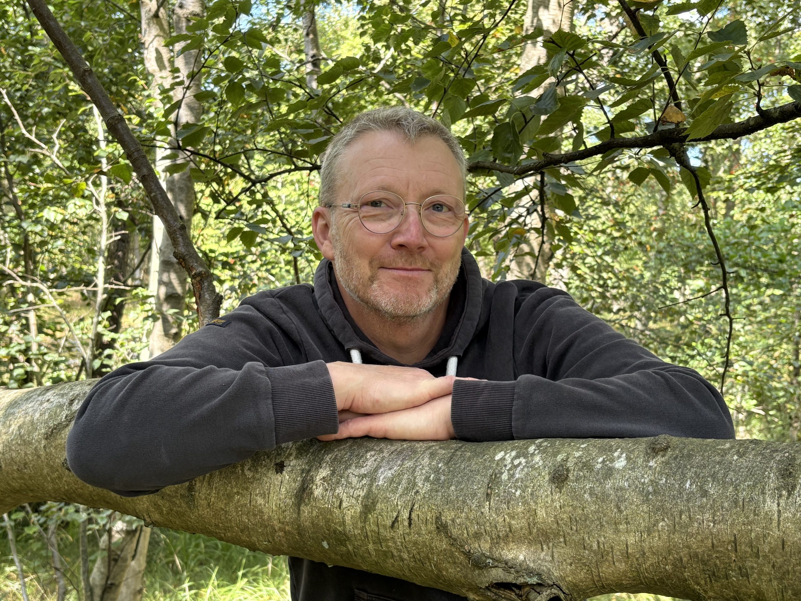 Stefan Hirzel Business Coach sitzend auf der Wiese