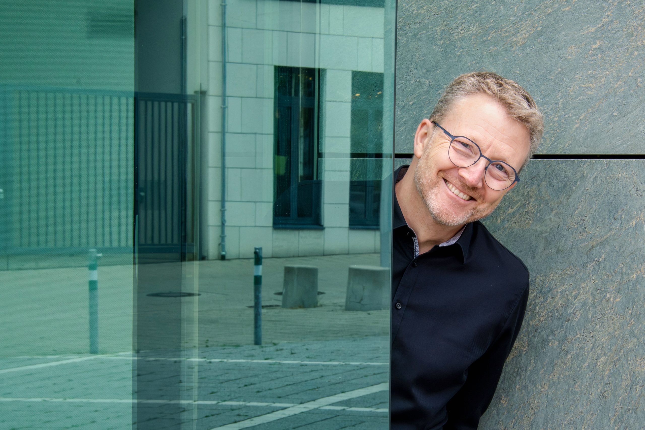 Stefan Hirzel persönlich mobil business coaching führungskräfte Stefan Hirzel Business Coach sitzend auf der Wiese